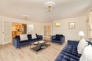 Skrivebord for bærbar PC og wi-fi (inkludert)