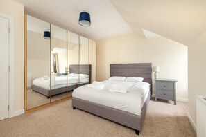 Casa Confort, vistas al río | Espacio para trabajar con un portátil, wifi gratis, ropa de cama