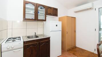 Apartment (A6) | Private kitchen | Fridge, electric kettle, cookware/dishes/utensils