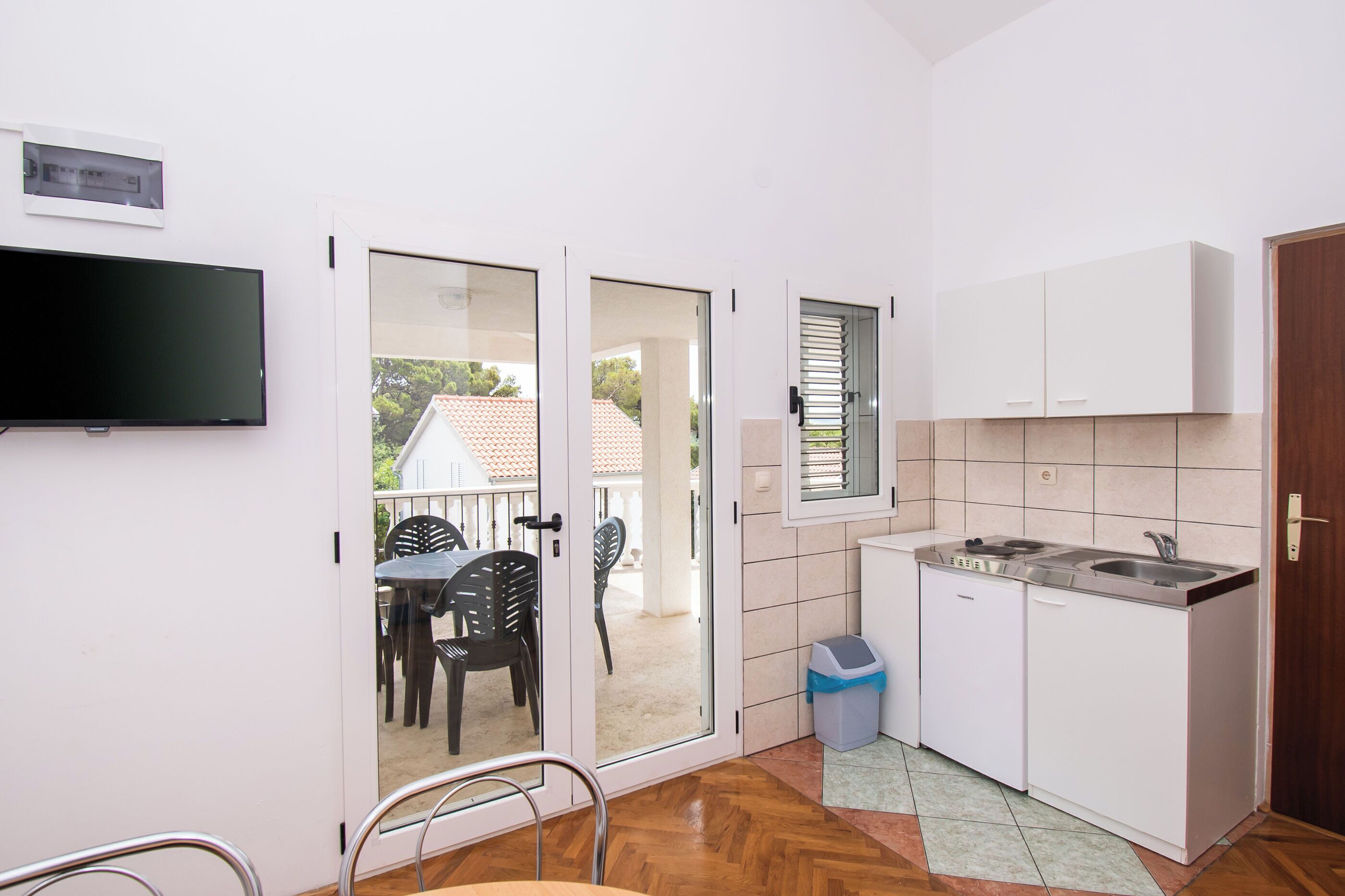 Apartment (A7) | Private kitchen | Fridge, electric kettle, cookware/dishes/utensils