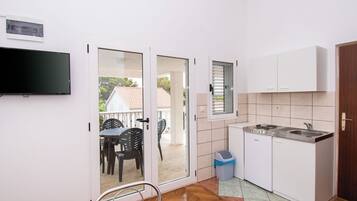Apartment (A7) | Private kitchen | Fridge, electric kettle, cookware/dishes/utensils