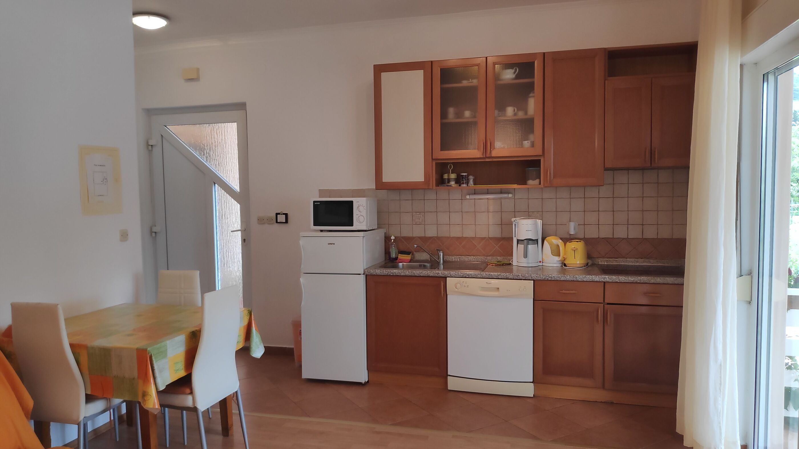 Apartament (A2) | Cuina privada | Frigorífic, microones, placa de cuina i rentaplats 