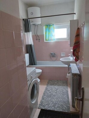 Apartamento (A1) | Banheiro | Chuveiro, bidê, toalhas de banho, sabonete