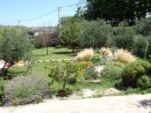 Garden - Apartments Near Beach (Dugi Rat)