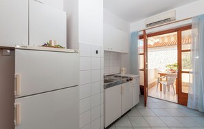 Apartamento (A3) | Cocina privada | Frigorífico, placa de cocina y máquina de café espresso
