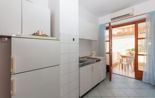 Apartamento (A3) | Cocina privada | Frigorífico, placa de cocina y máquina de café espresso
