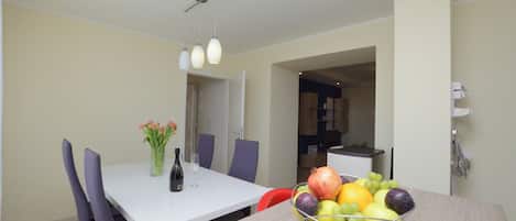 Apartamento (A1) | Cocina privada | Frigorífico, microondas, horno y placa de cocina
