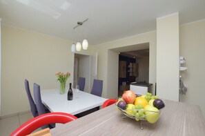 Apartamento (A1) | Cozinha privada | Geladeira, micro-ondas, fogão, cooktop