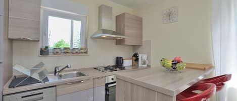 Apartamento (A1) | Cozinha privada | Geladeira, micro-ondas, fogão, cooktop