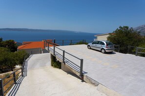 Free self-parking - Apartments Dream View (Brela)