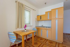 Refrigerador, placa de cocina, cafetera expreso, tetera/pava eléctrica