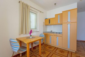 Refrigerador, placa de cocina, cafetera expreso, tetera/pava eléctrica