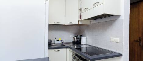 Căn hộ (A1) | Bếp riêng | Tủ lạnh, lò vi sóng, bếp nấu, dụng cụ pha espresso