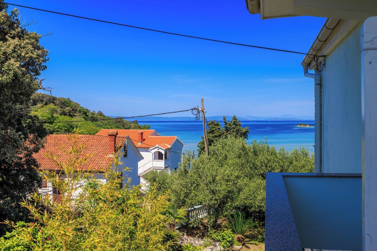 Une vue sur la côte, avec une maison et une végétation luxuriante.