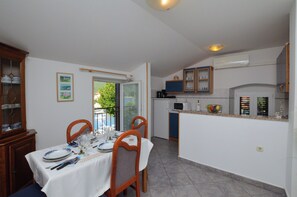 Apartamento (A2) | Cozinha privada | Geladeira, micro-ondas, cooktop, máquina de café expresso