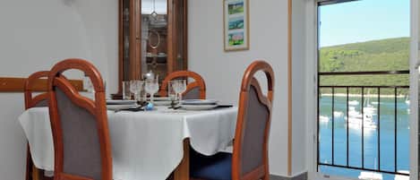 Apartment (A2) | Dining