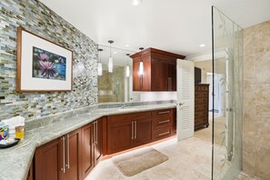 Shower, hair dryer, towels, soap - Stunning Beachfront Condo at Makena Surf Resort #E104 with Panoramic Ocean Views (Makena, Maui)