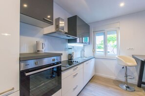 Appartement (A1) | Privékeuken | Een koelkast, een oven, een kookplaat, een vaatwasser
