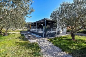 Courtyard - Mobile Home Pen Shell (Biograd na Moru)