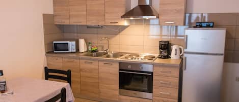 Apartamento (A3) | Cocina privada | Frigorífico, microondas, horno y placa de cocina