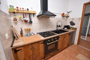 Hus | Eget kök | Espressobryggare, kylskåp, mikrovågsugn och ugn