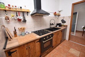 Casa | Cocina privada | Frigorífico, microondas, horno y placa de cocina