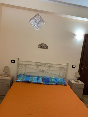 Een strijkplank/strijkijzer, wifi, beddengoed