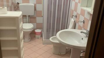 Doccia, asciugacapelli, bidet, asciugamani