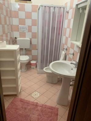 Douche, sèche-cheveux, bidet, serviettes fournies