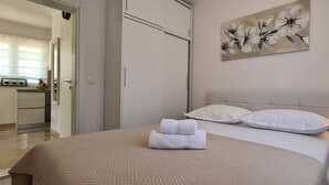 A hotel room with a bed, two pillows, a bedside lamp, and a painting on the wall. - House Relaxing Oasis (Stari Grad)