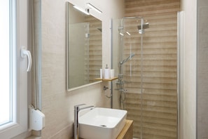 Apartamento (A1) | Baño | Ducha y papel higiénico