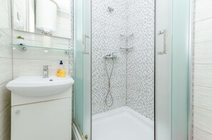 Apartment (A1) | Bathroom | Shower - Apartment Close to the Beach (Stari Grad)