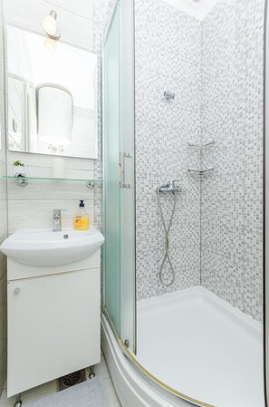 Apartment (A1) | Bathroom - Apartment Close to the Beach (Stari Grad)