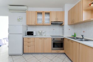 Apartamento (A2) | Cozinha privada | Geladeira, micro-ondas, fogão, cooktop