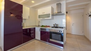 Una cocina moderna con horno empotrado, microondas y cocina a gas.