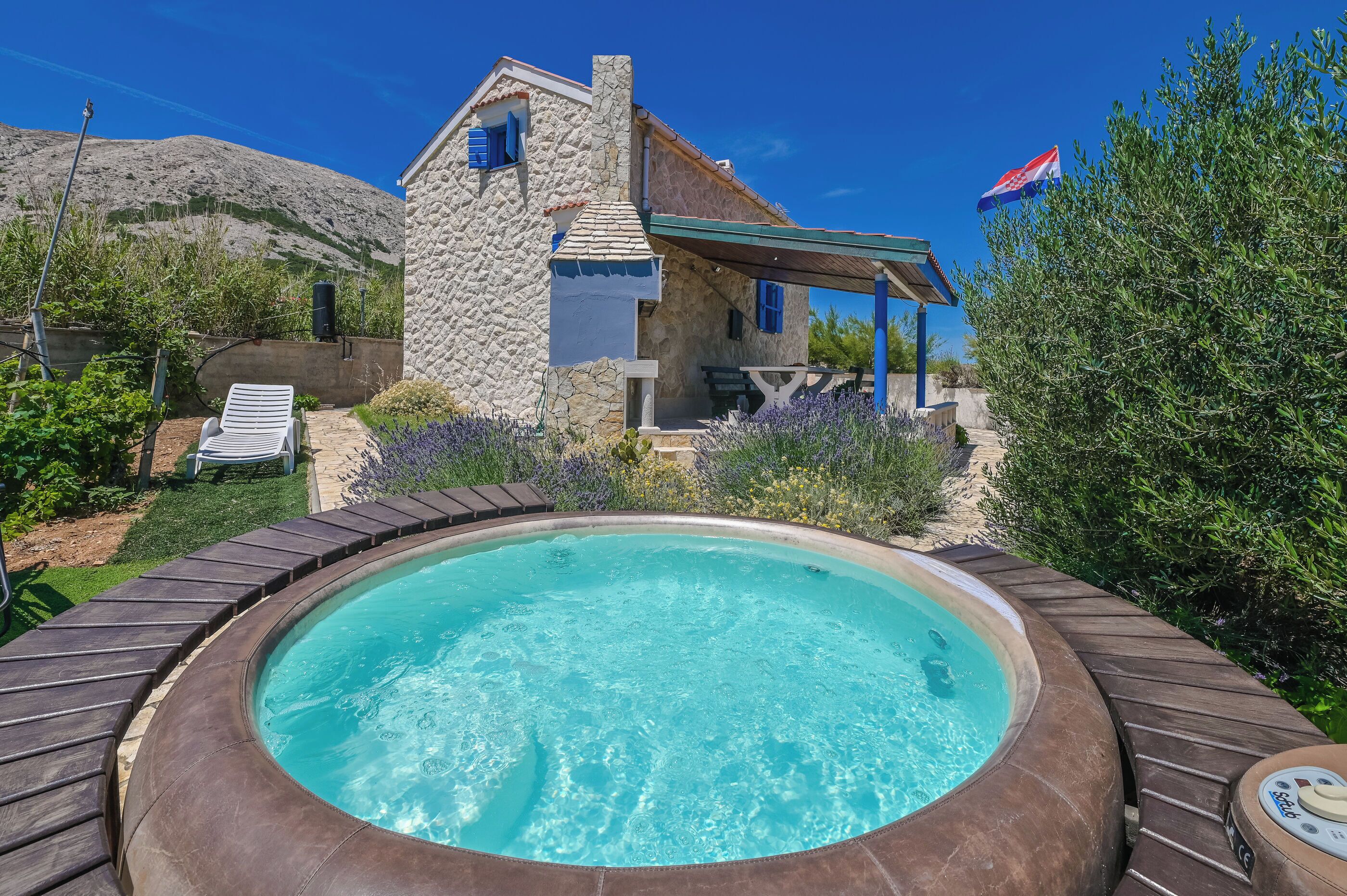 مغطس سبا خارجي