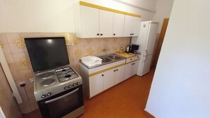 Refrigerador, placa de cocina, cafetera expreso, tetera/pava eléctrica