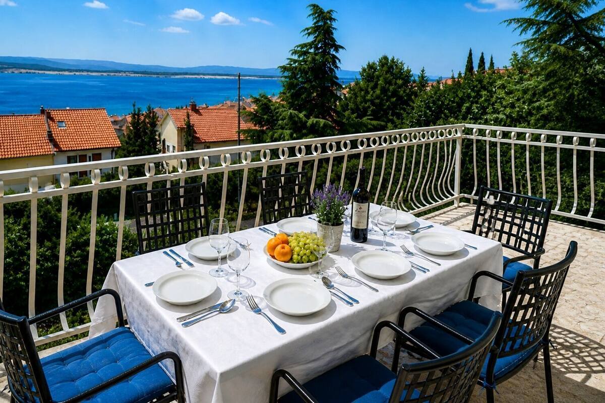 Ett dukat bord för middag med utsikt över havet och bergen.