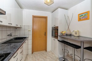 Casa | Cocina privada | Refrigerador, horno, parrilla de estufa y tetera eléctrica 
