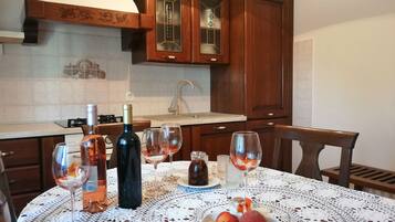 Appartement (A3) | Cuisine privée | Réfrigérateur, micro-ondes, plaque de cuisson, machine à expresso