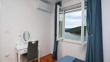 Apartamento (A1) | Cofres nos quartos, ferros/tábuas de passar roupa, Wi-Fi de cortesia