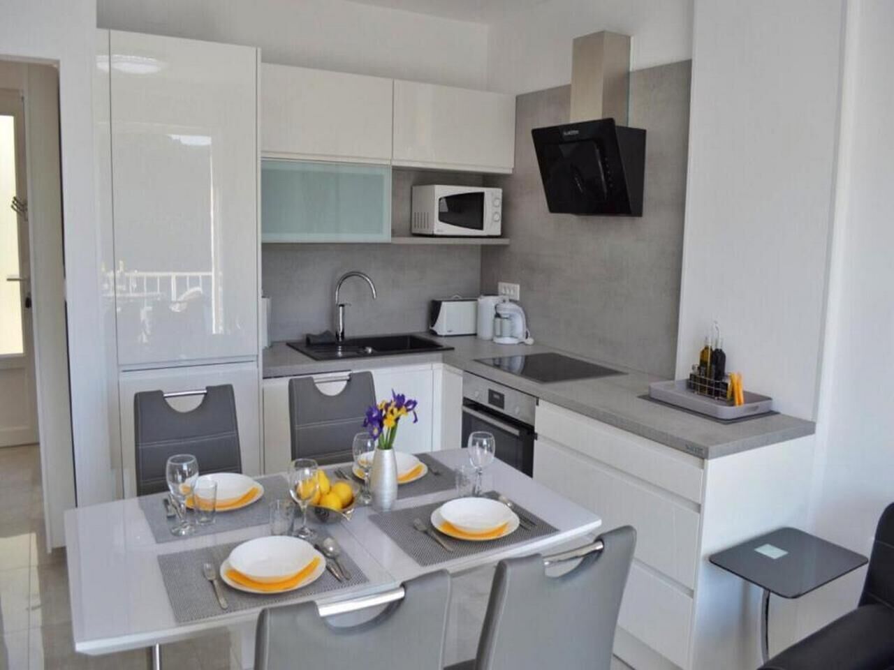 Apartamento (A1) | Cozinha privada | Geladeira, micro-ondas, fogão, cooktop