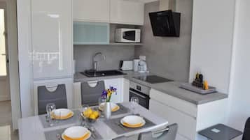 Apartamento (A1) | Cozinha privada | Geladeira, micro-ondas, fogão, cooktop