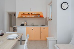 Appartement (A2) | Cuisine privée | Réfrigérateur, plaque de cuisson, machine à expresso
