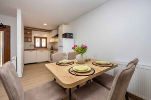 Casa | Cocina privada | Refrigerador, microondas, horno y parrilla de estufa 