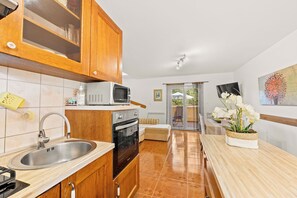 Apartamento (A1) | Cocina privada | Frigorífico, microondas, placa de cocina y lavavajillas