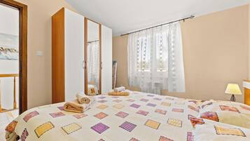 Apartment (A1) | In-room safe, iron/ironing board, free WiFi