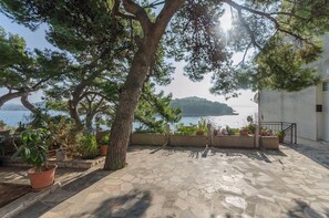 Free self-parking - Apartment Slobodan by the sea (Tribunj)