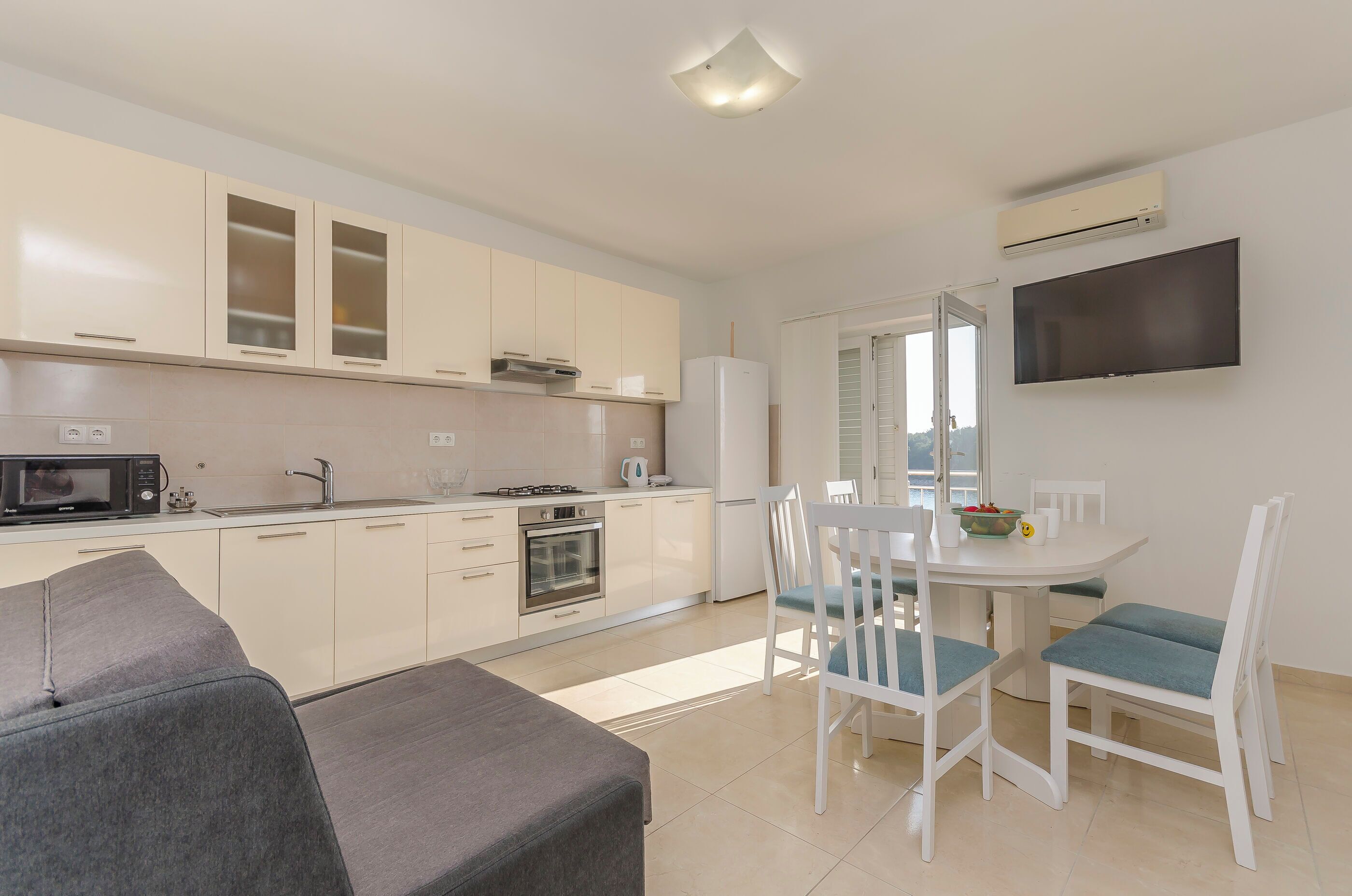Apartment (A1) | Private kitchen | Fridge, microwave, oven, stovetop