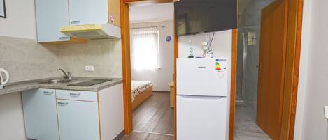 Departamento (A5) | Cocina privada | Refrigerador, microondas, parrilla de estufa y tetera eléctrica